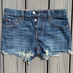 Size 25 NWT Levi Jean shorts